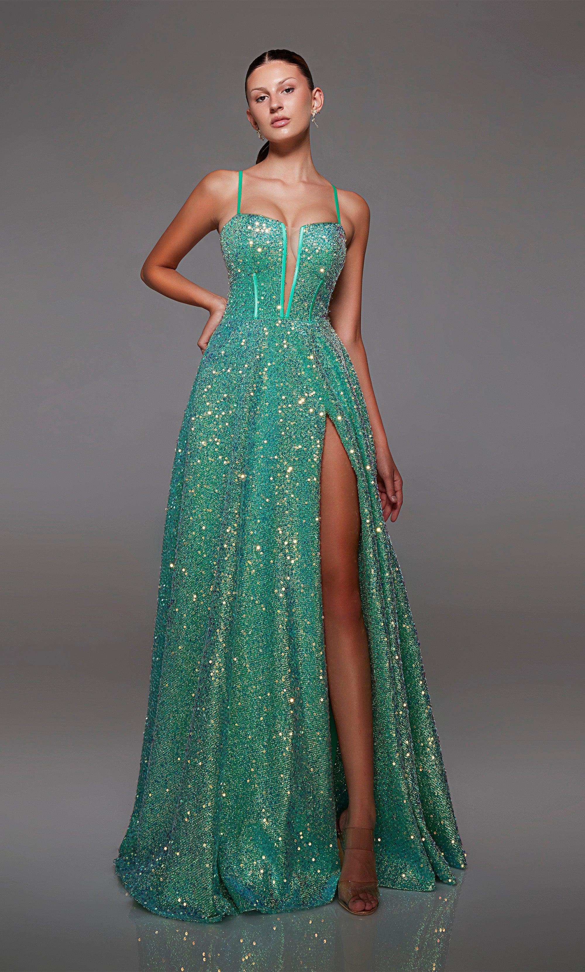 Emerald green prom dress: Plunging corset bodice, high slit, lace-up back, crafted in gorgeous iridescent sequins for an captivating and stylish ensemble.