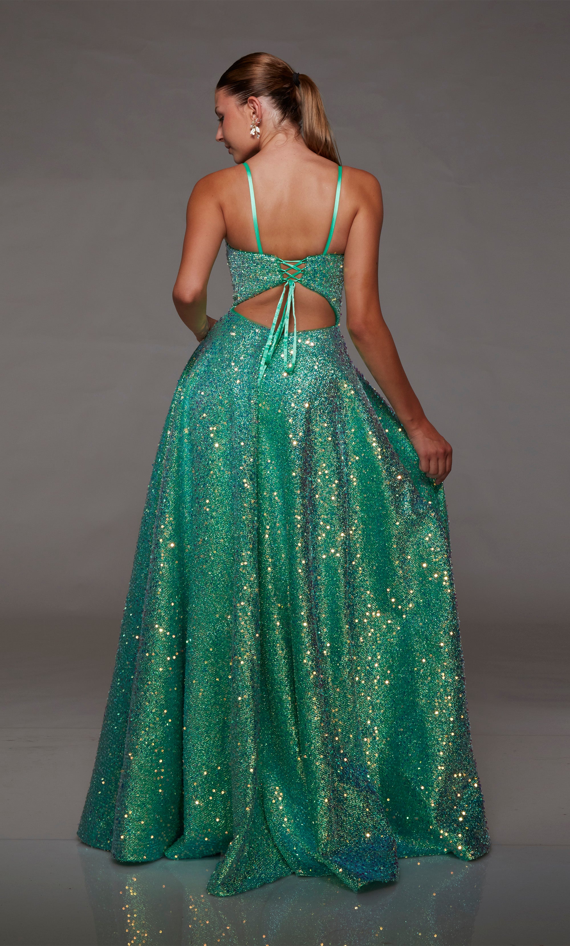 Emerald green prom dress: Plunging corset bodice, high slit, lace-up back, crafted in gorgeous iridescent sequins for an captivating and stylish ensemble.