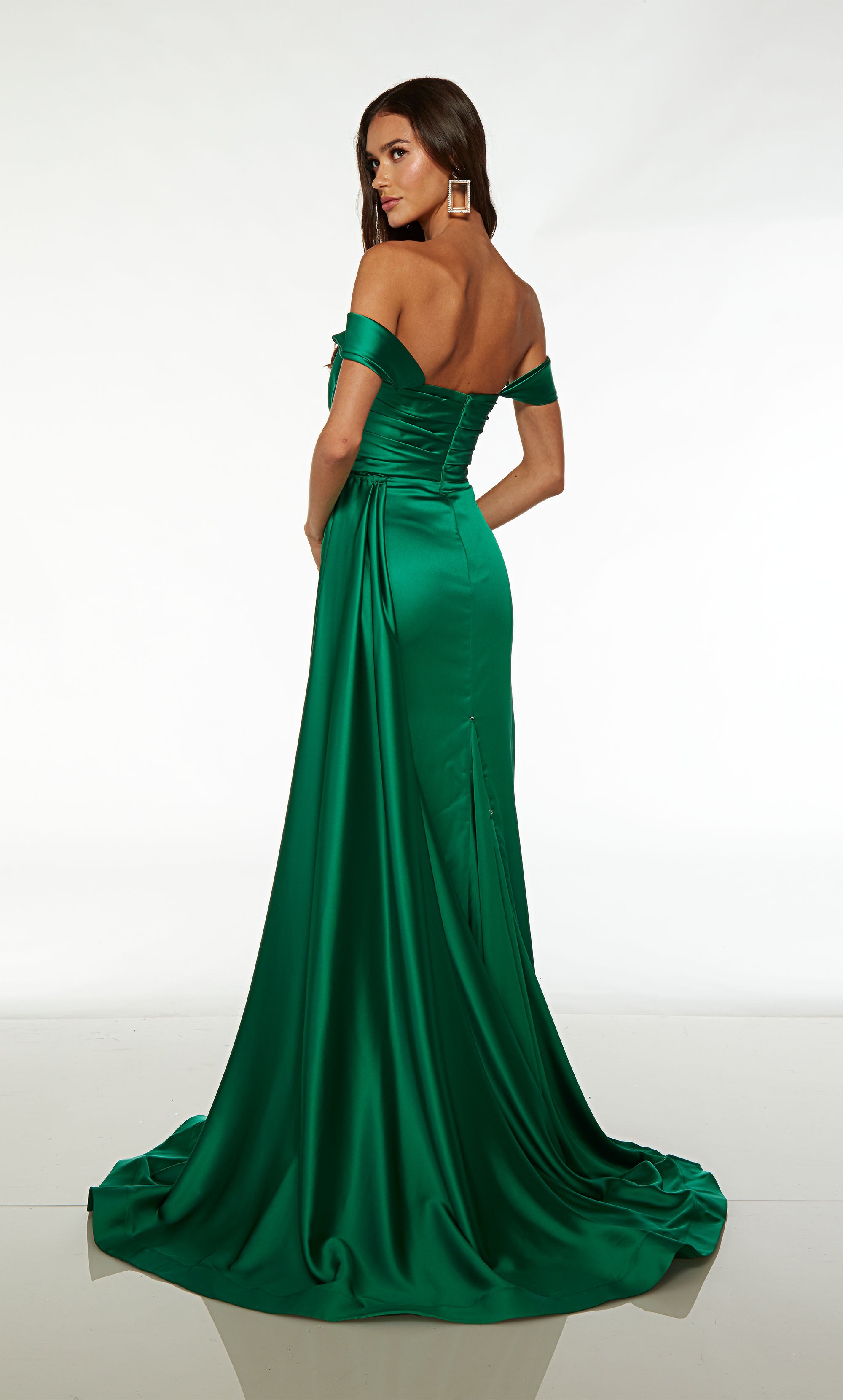 Emerald green satin off-shoulder prom dress: cowl neckline, gathered bodice, slit, detachable straps, side train—an chic and versatile ensemble.