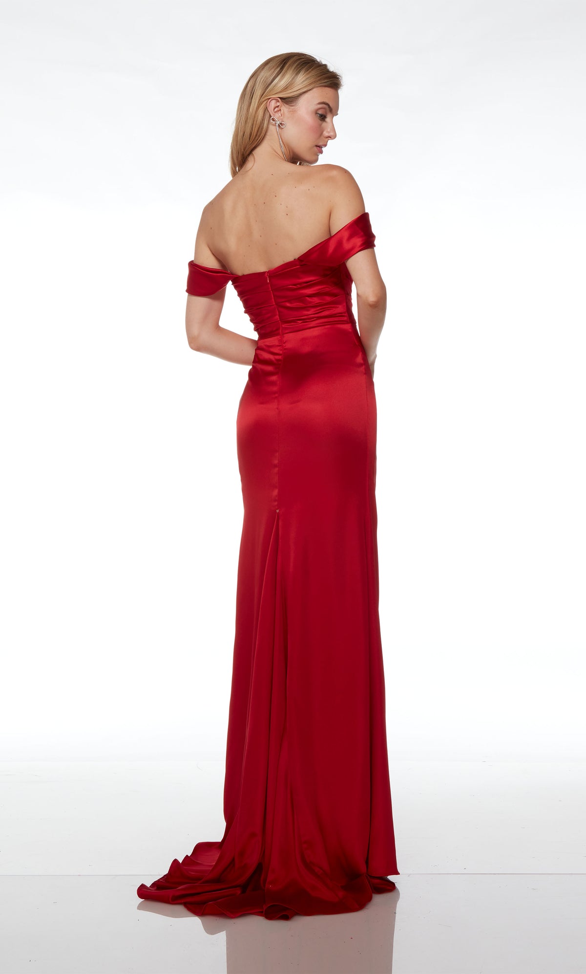 Red satin off-shoulder prom dress: cowl neckline, gathered bodice, slit, detachable straps, side train—an chic and versatile ensemble.