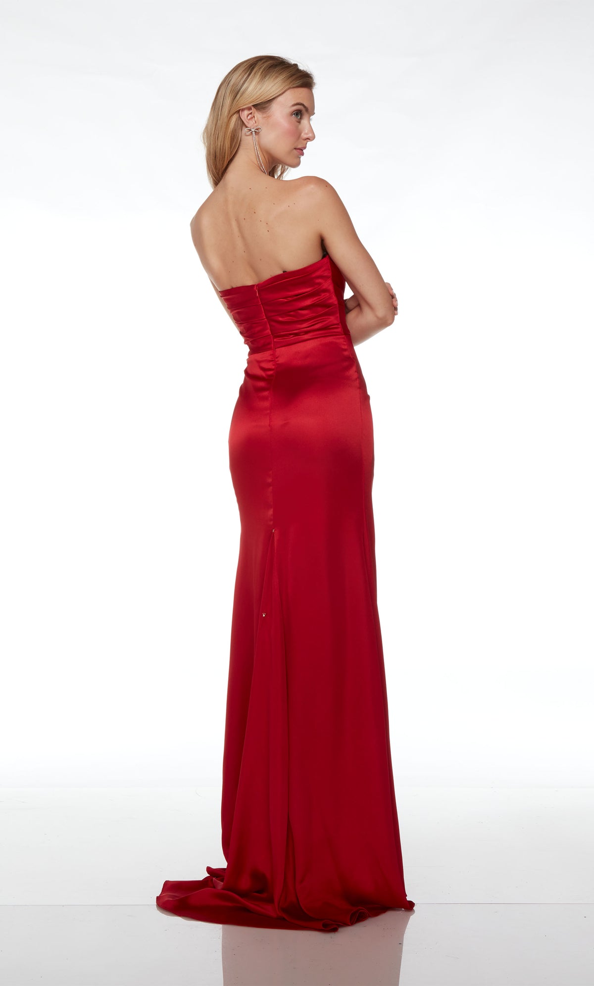 Red satin off-shoulder prom dress: cowl neckline, gathered bodice, slit, detachable straps, side train—an chic and versatile ensemble.